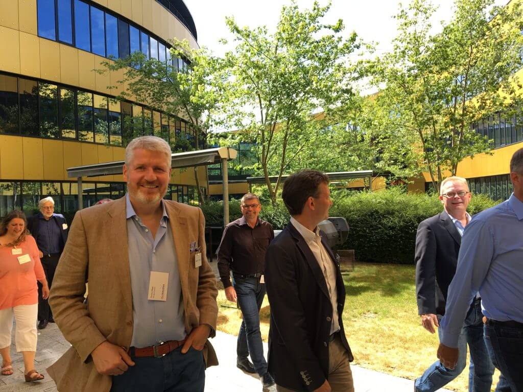 Der var godt vejr og højt humør, da maskinsektionen blev vist rundt på Widex. Til venstre ses Thomas Olkjær, formand for Maskinsektionen. 