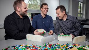 Lektor ved institut for ingeniørvidenskab Mogens Hinge, kemiingeniør og ph.d.-studerende Emil Andersen, senior projektleder ved LEGO René Mikkelsen.