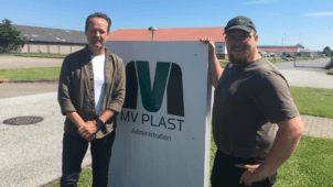 Medejer af MV Plast, Michael Velling (tv.) og direktør i Dansk Affaldsminimering, Kim Dalsgaard (th.) er stolte over deres nyudviklede affaldsbeholdere af regeneret husholdningsplast.